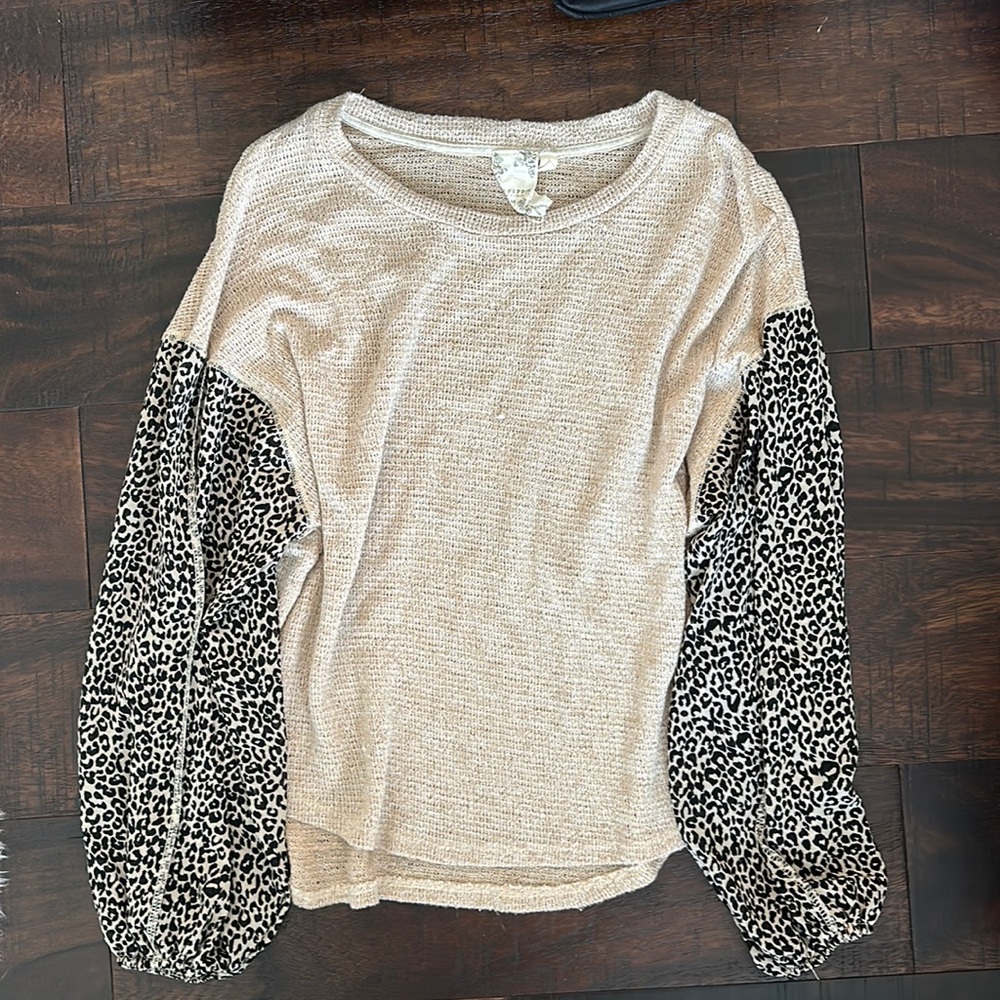 Sweater with cheetah print chiffon sleeves
